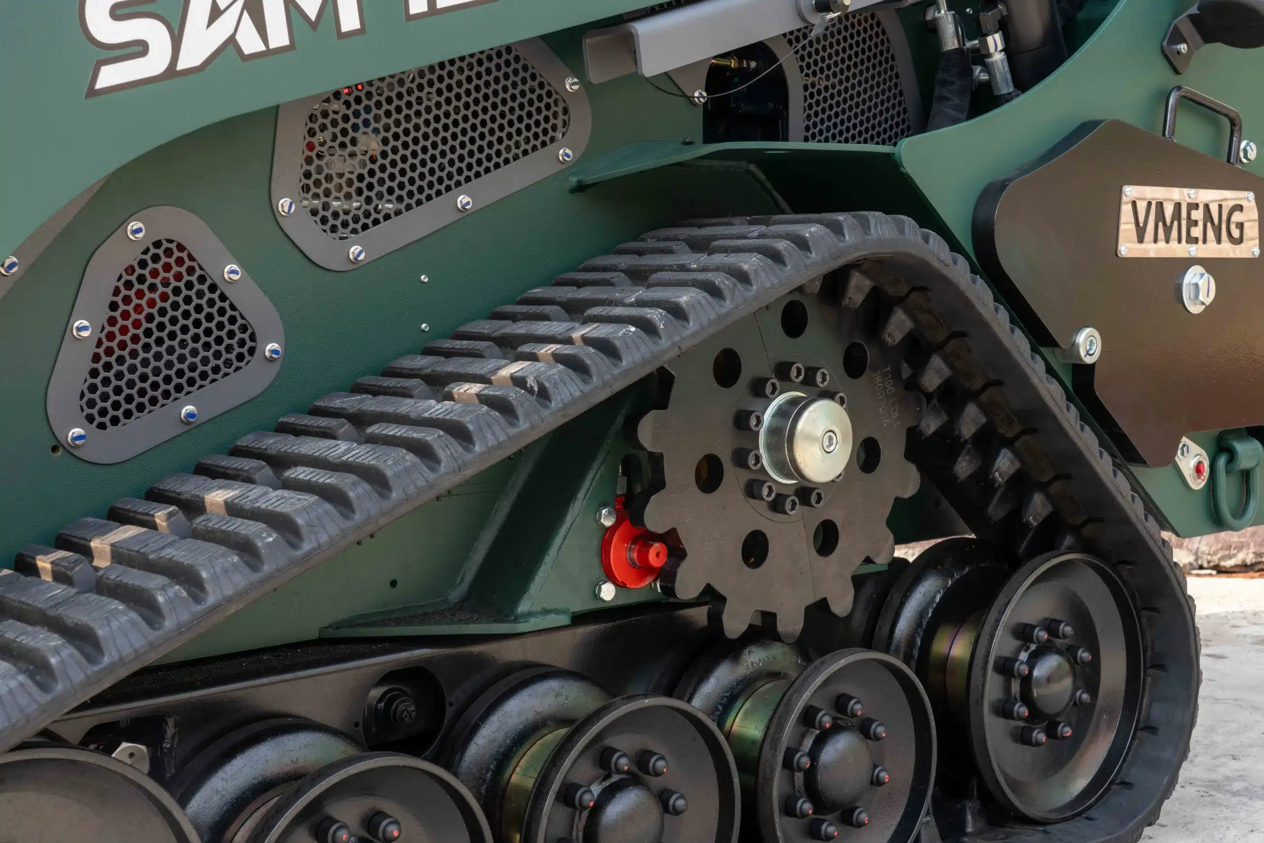 Wide 9 inch tracks on the VMENG SAM-1200Z provide maximum stability for heavy lifting on uneven ground.
