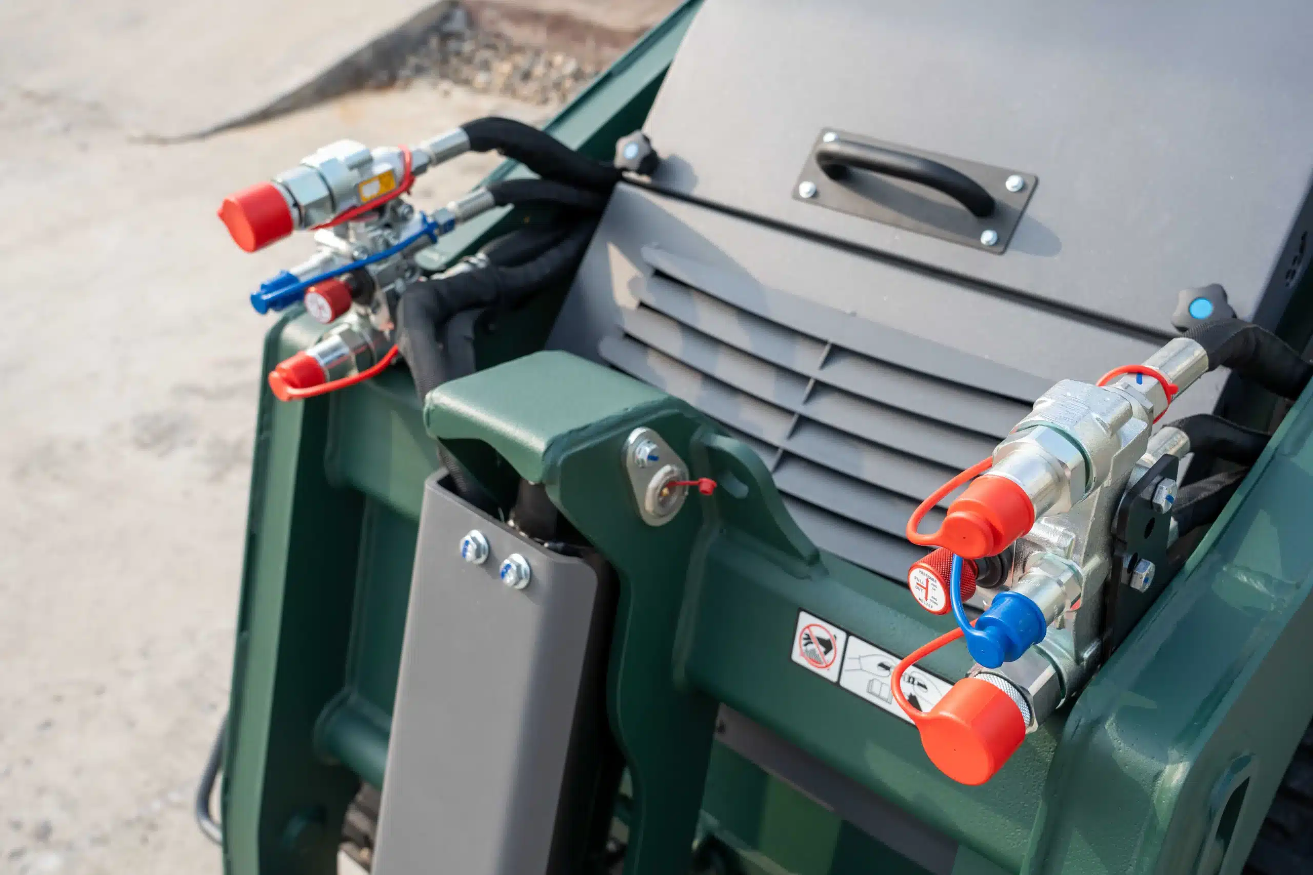 Balanced weight distribution of the VMENG loader during a high-capacity lift.