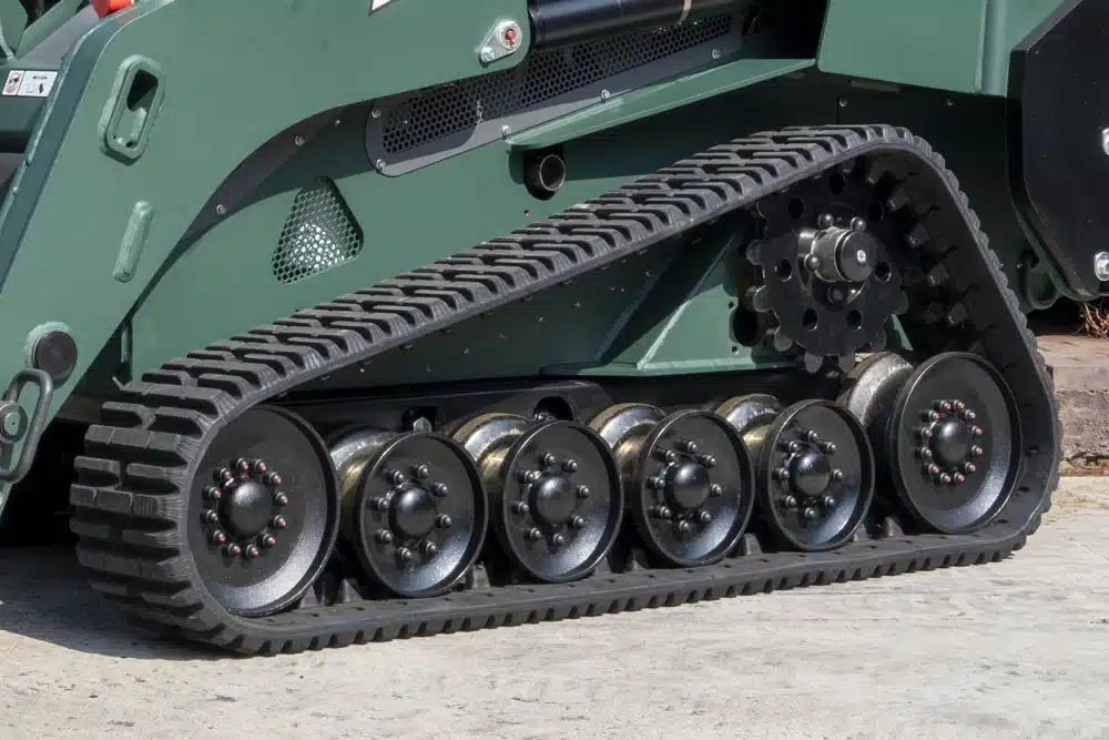 Durable 9-inch rubber tracks on the SAM-1950Z providing a stable 51-inch wheelbase for heavy-duty lifting.